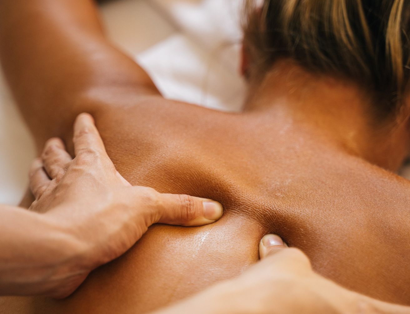 Massage californien à l’huile à Liège, mouvements enveloppants pour apaiser le stress