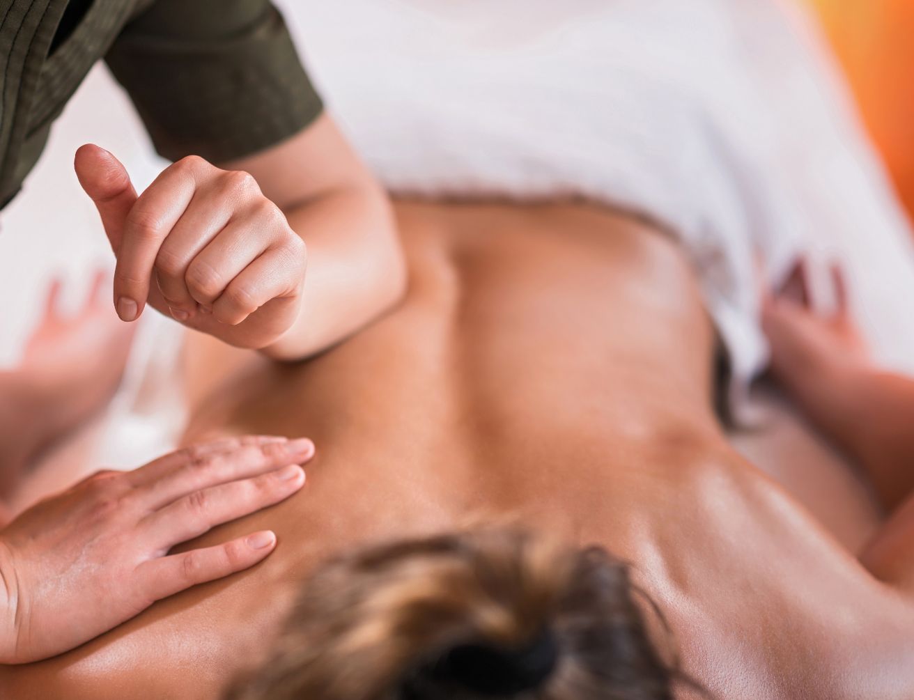 Séance de shiatsu à Liège réalisée au sol sur futon avec pressions énergétiques