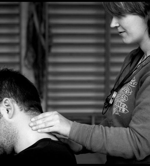 Virginie Collard proposant un massage inclusif au sein de l’ASBL ALMEO à Liège