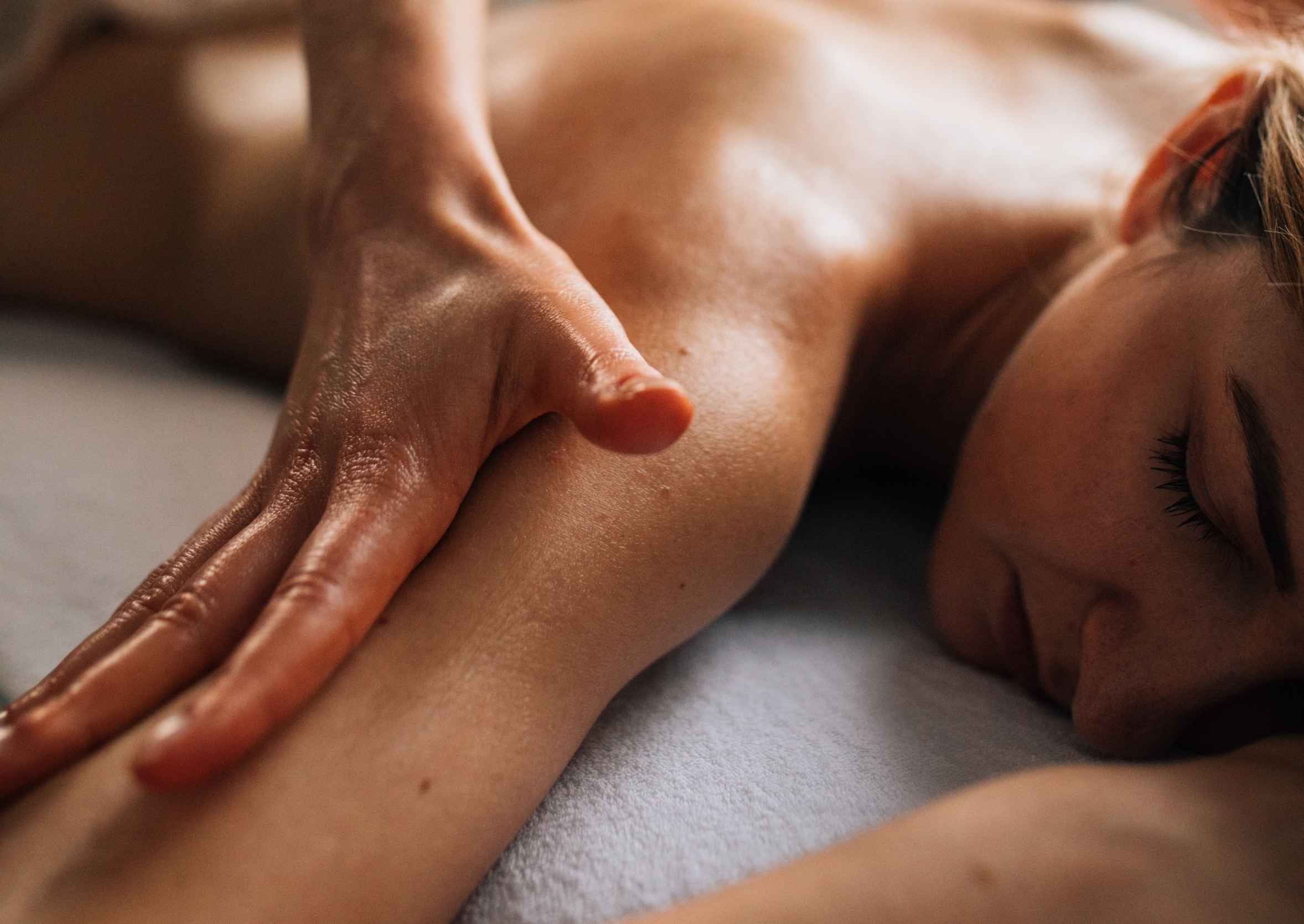 Massage des 5 Continents à Liège utilisant huiles essentielles et techniques énergétiques